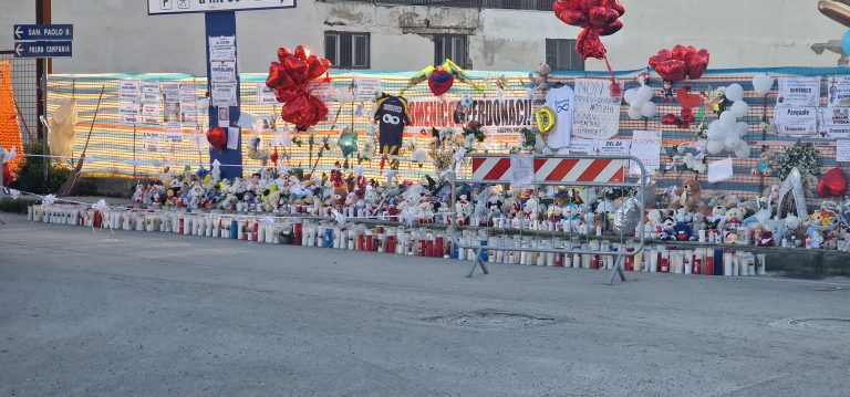Nola in pellegrinaggio davanti casa di Domenico tra fiori e lettere. Indagine ad una svolta
