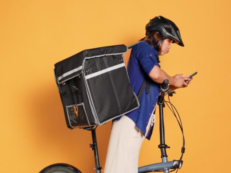 Rider pagati meno di 3 euro a consegna: piattaforma sotto controllo giudiziario