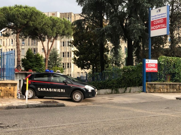 I tentacoli del clan sull’ospedale: certificati, controllo bar e favori. Tre arresti, uno è ricercato