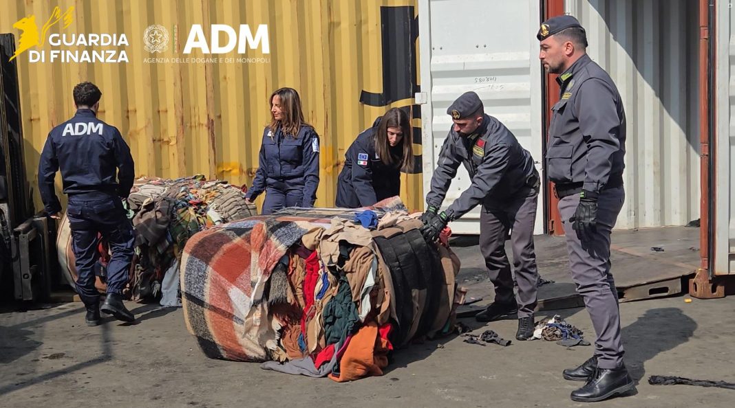 Maxi sequestro al porto di Napoli: 130 tonnellate di rifiuti tessili dirette in Nigeria