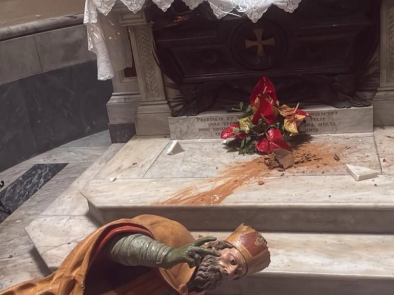 Danneggiata la Statua di San Paolino durante un tentato furto