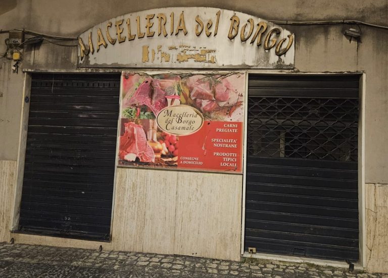 Un altro pezzo di storia del Casamale scompare: la macelleria del Borgo chiude i battenti