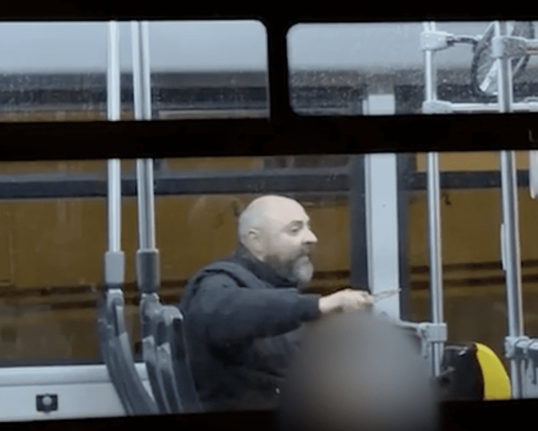 Si toglie la vita in ospedale dopo l’aggressione sul bus