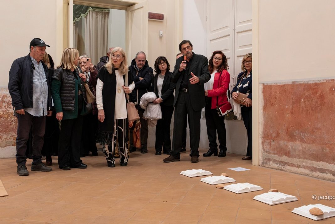 Gaetano Romano ha presentato il catalogo della mostra “Estesia”, un catalogo necessario