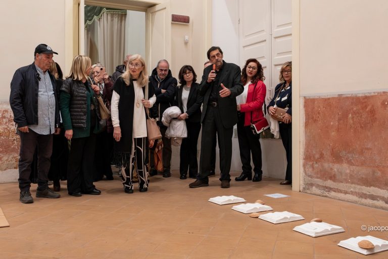 Gaetano Romano ha presentato il catalogo della mostra “Estesia”, un catalogo necessario