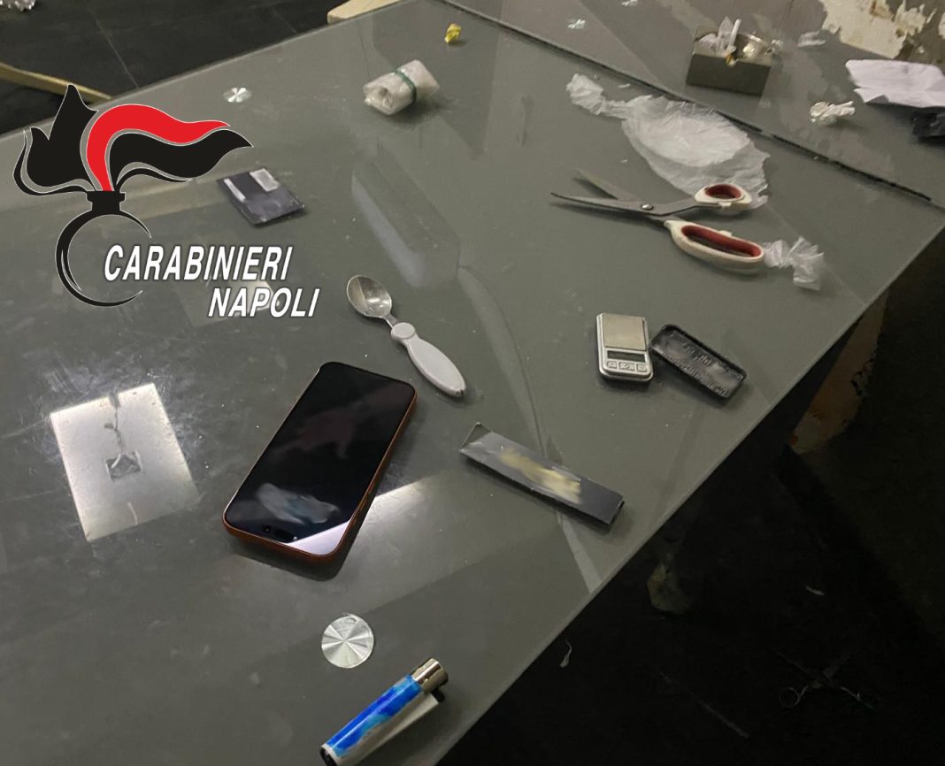 Carabinieri scoprono l’ufficio dello spaccio: 17enne taglia droga con la card della libreria