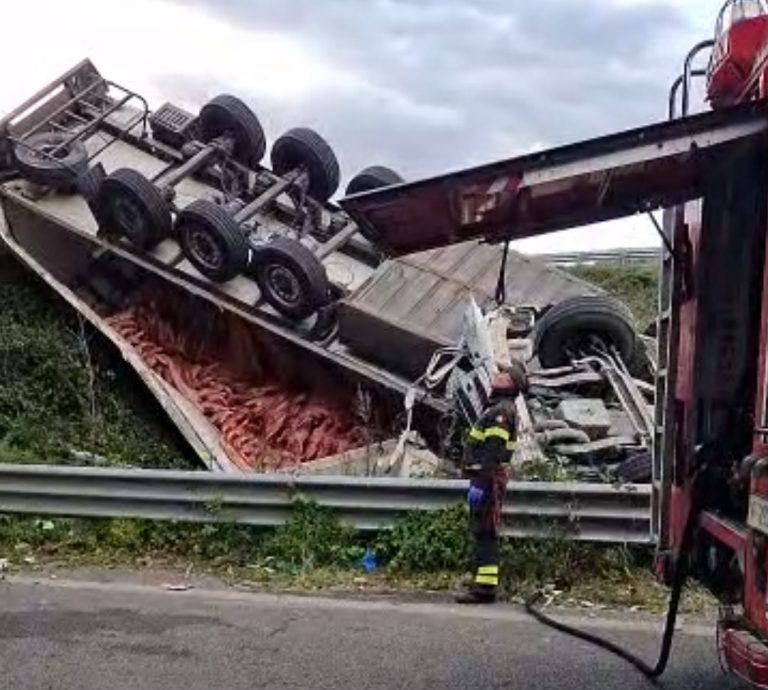Tir impazzito si ribalta col carico, terrore sulla 162 ad Acerra