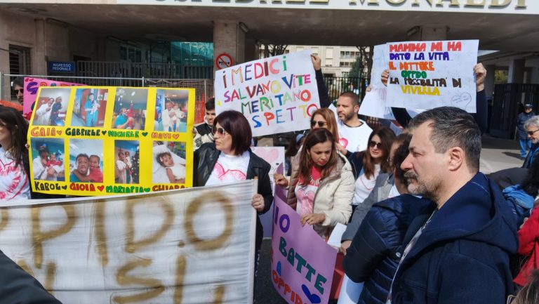 Genitori dei bimbi cardiopatici protestano al Monaldi: “Difendiamo il reparto, qui i nostri figli hanno avuto una seconda vita”