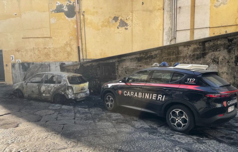 Incendia per sbaglio l’auto di un estraneo con gli abiti in fiamme della compagna incinta