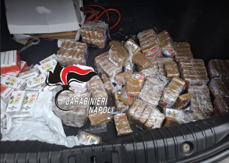 Intercettato carico di droga pronto a indondare il Vesuviano: fermato con 27 chili nell’auto