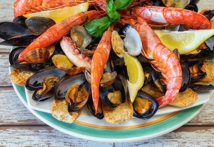 Epatite A, il sindaco di Napoli vieta il consumo di frutti di mare crudi nei pubblici esercizi