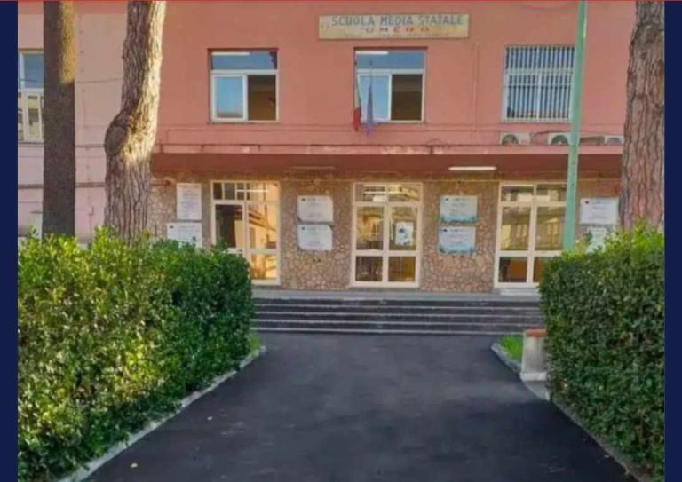 Scuola cancellata a Pomigliano, scoppia la protesta: docenti e famiglie in piazza