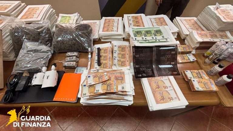 Scoperta fabbrica clandestina di soldi falsi in casa: arrestato dai finanzieri