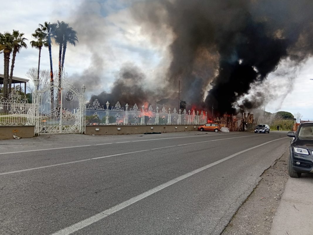 Incendio a Trecase, in fiamme ex ristorante da demolire