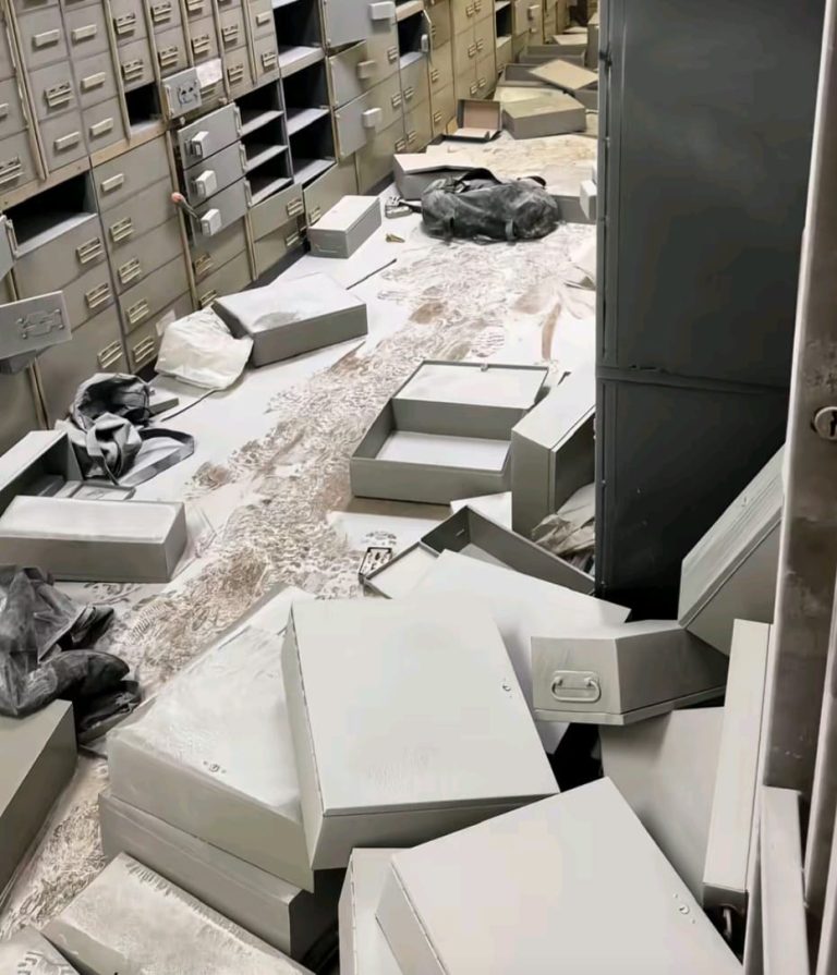 Assalto con ostaggi in banca: svaligiate decine di cassette, fuga nelle fogne
