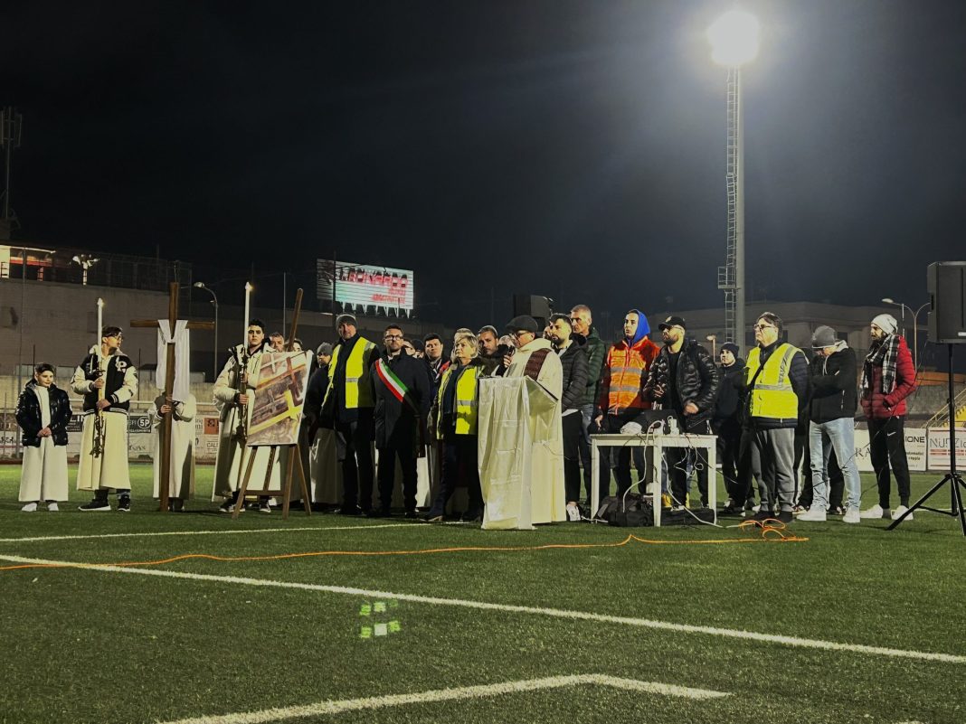 Gli operai licenziati da Trasnova alla Via Crucis cittadina
