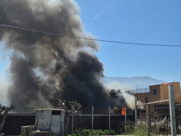 In fiamme un deposito e una serra a Pompei