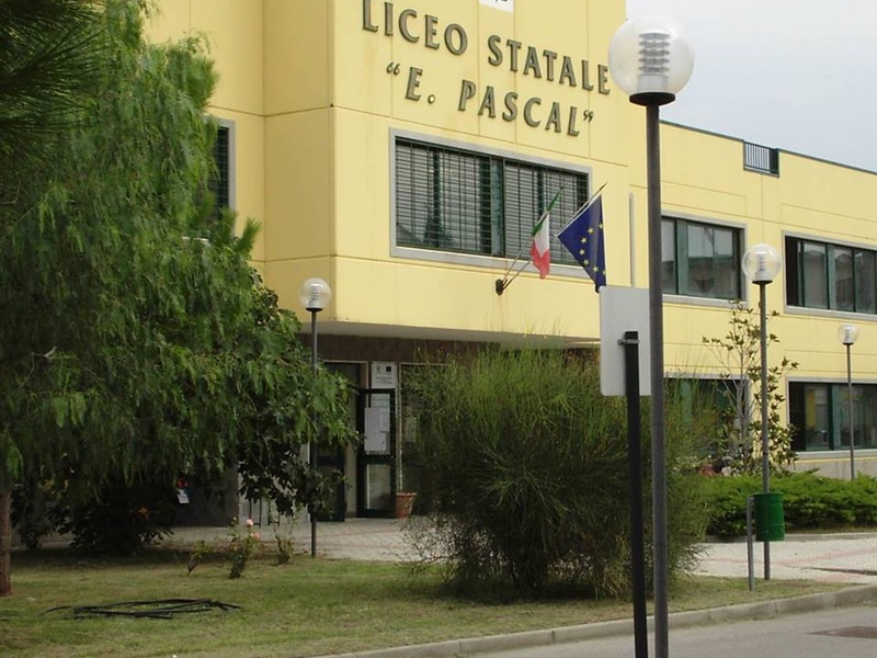 Allarme bomba a Pompei, evacuato il liceo “E. Pascal”