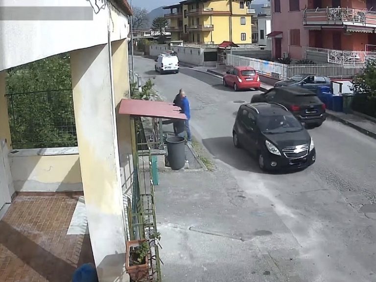 Saviano, smontano una ringhiera di protezione e scappano
