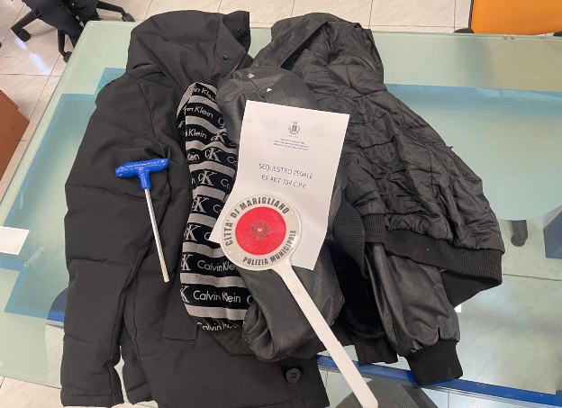 Incidente sospetto a Marigliano: fuggono senza targhe, auto con telaio alterato sequestrata