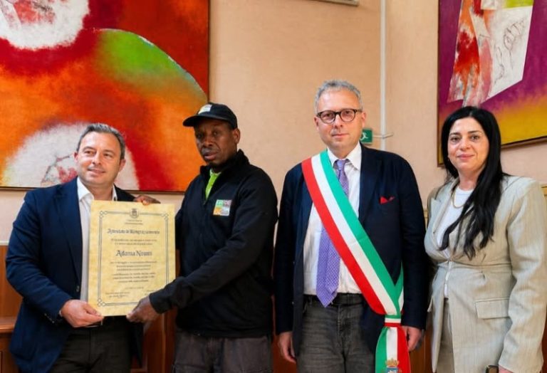 Ferito per fermare rapinatori nel parcheggio del supermercato, Adam premiato in Consiglio