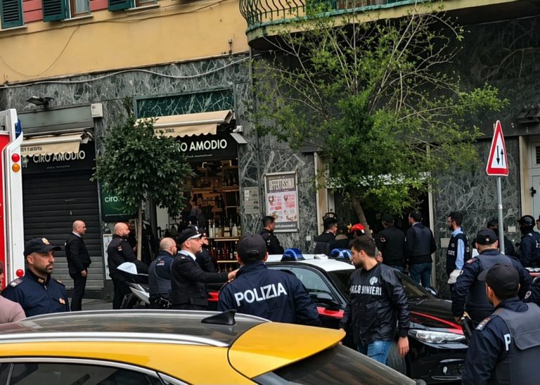 Banditi si barricano con ostaggi durante rapina in banca