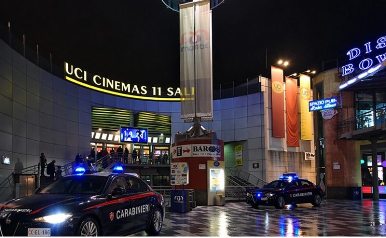 Accoltellato al parco commerciale, preso l’autore: è un minorenne incensurato
