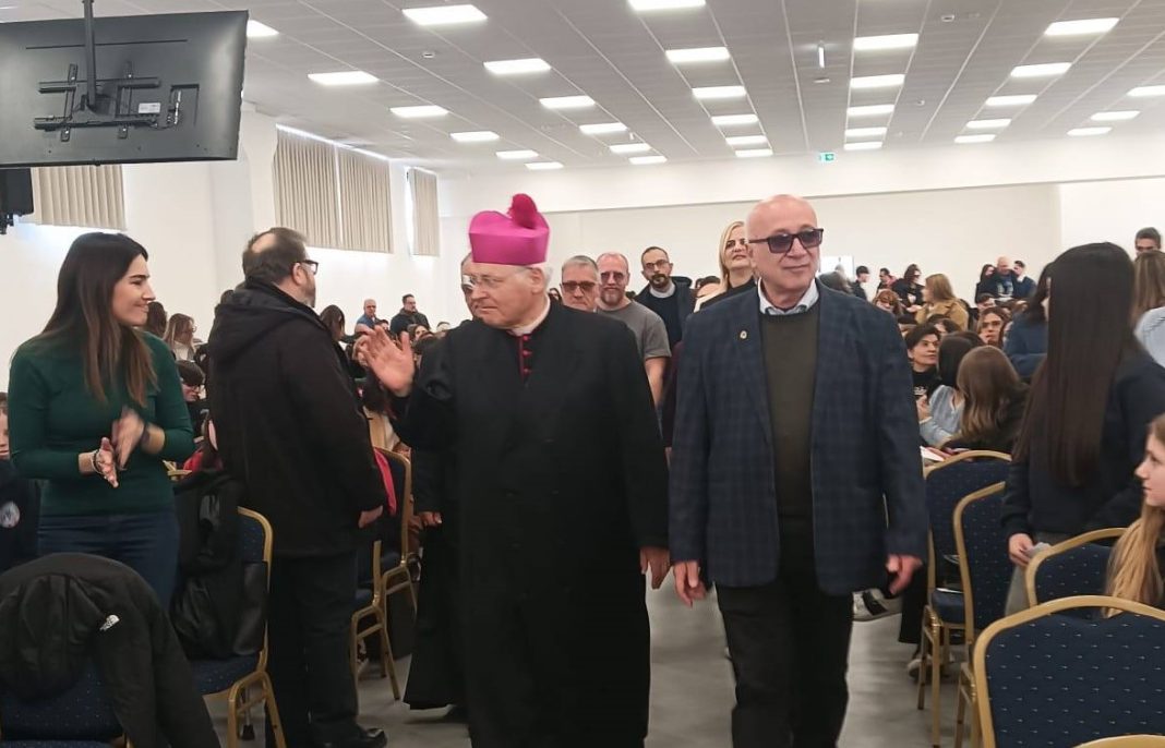 Il Vescovo di Nola celebra il precetto Pasquale all’ISIS “Luigi de’ Medici” di Ottaviano