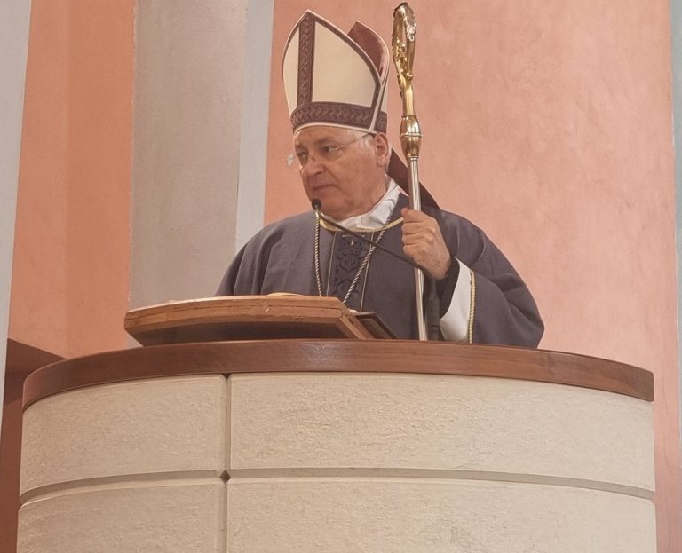 Nola, Pasqua nella notte della guerra: il Vescovo Marino invita a “cantare la speranza”
