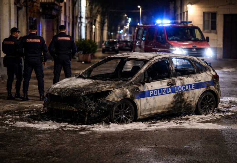 Saviano, auto della polizia locale data alle fiamme: individuato un 42enne