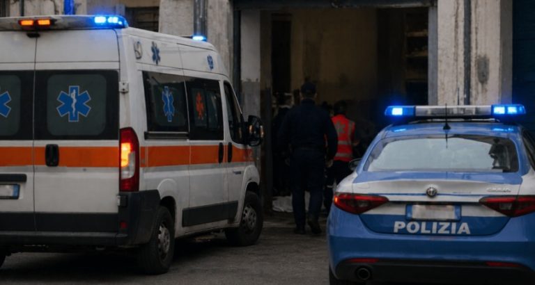 Muore travolto dall’auto durante riparazione, tragedia nell’officina ad Acerra