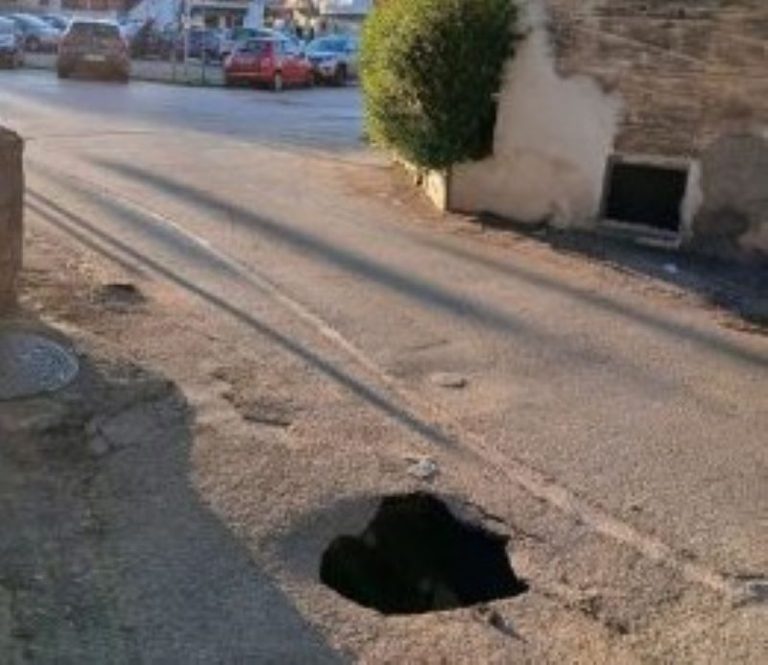 Ottaviano, strade dissestate, si apre una voragine: cresce la preoccupazione tra i cittadini