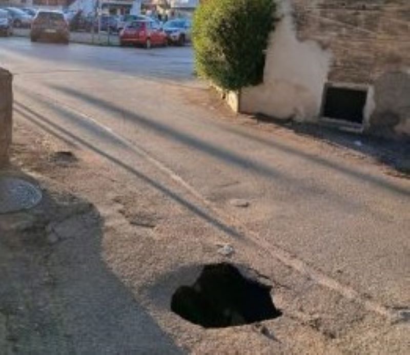 Ottaviano, strade dissestate, si apre una voragine: cresce la preoccupazione tra i cittadini