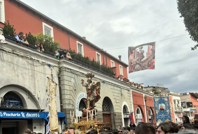 Ottaviano rende omaggio a San Michele: il Volo dell’Angelo che ha emozionato il paese