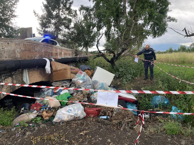 Rifiuti edili e plastica scaricati in strada: scatta il sequestro a Marigliano