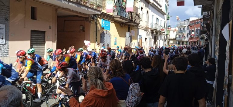 Il Giro d’Italia fa tappa a Pomigliano d’Arco:  grande entusiasmo a Via Roma