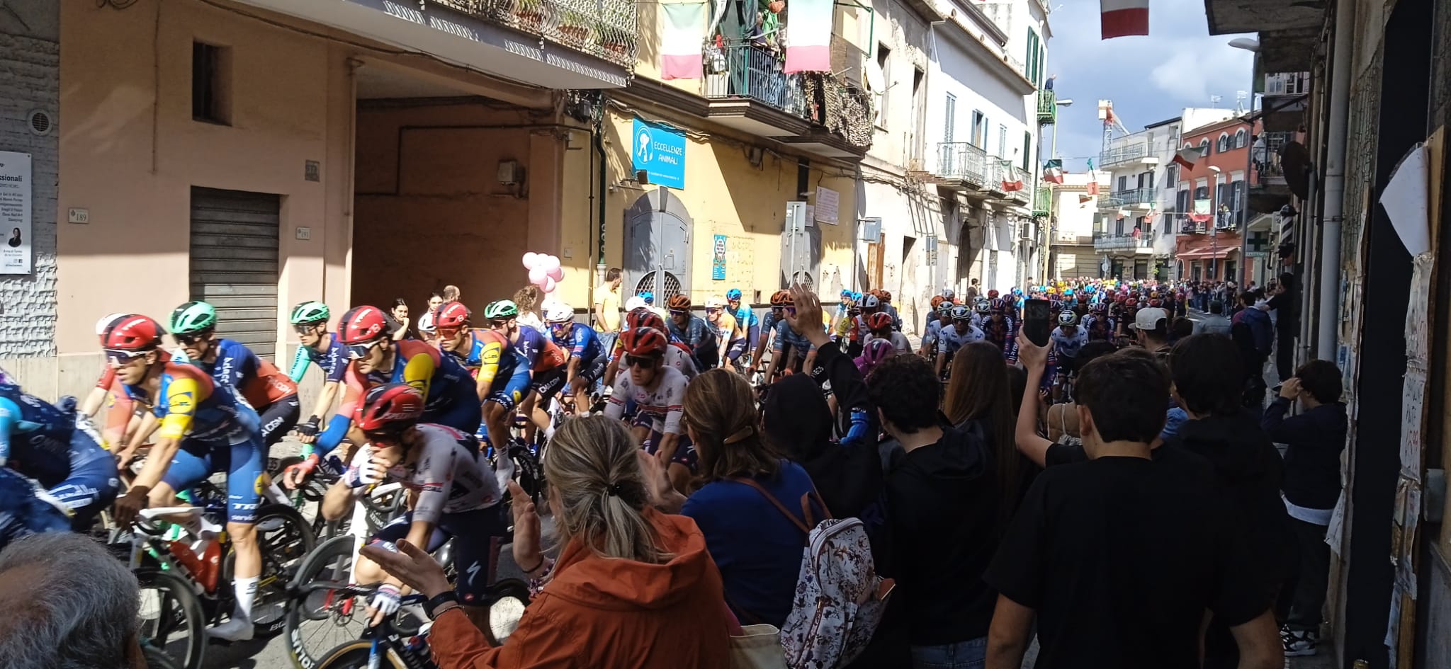 Il Giro d’Italia fa tappa a Pomigliano d’Arco:  grande entusiasmo a Via Roma