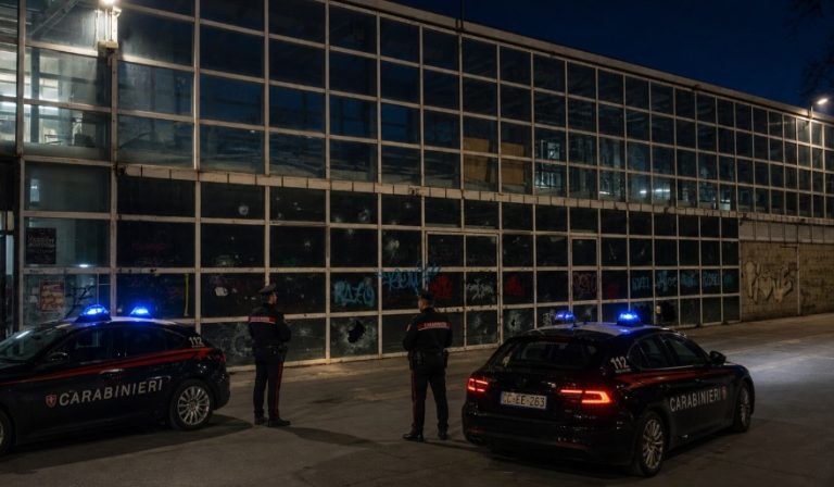 Sangue a Pomigliano, giovane accoltellato nella villa comunale