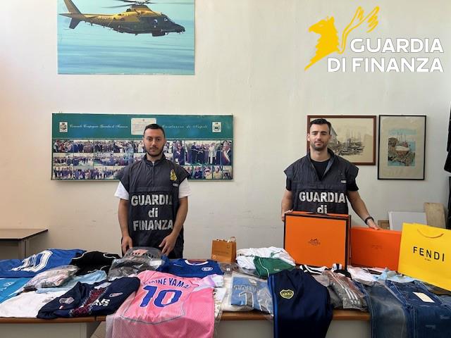 Finanza scova deposito di maglie da calcio e oggetti di moda falsi da 7 milioni