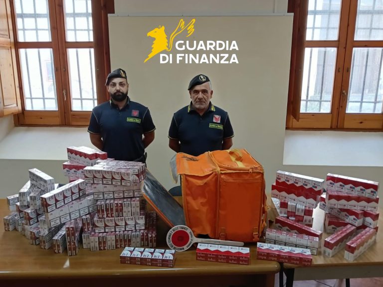 Contrabbando a Boscoreale, rider trasporta 100 stecche di sigarette: arrestato