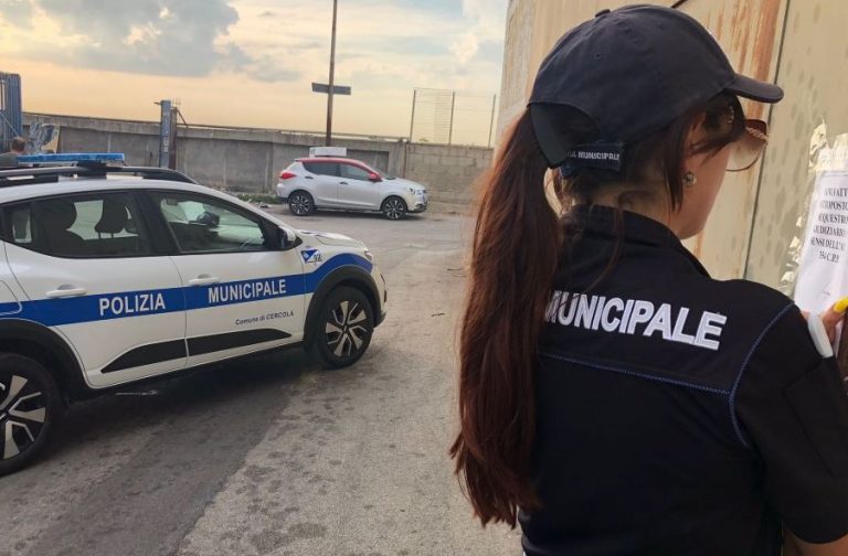 Cercola, depositi irregolari di balle di indumenti: la Polizia Municipale sequestra i capannoni