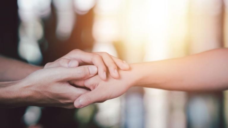 La cura dell’altro, l’antidoto a una società sempre più ripiegata su se stessa