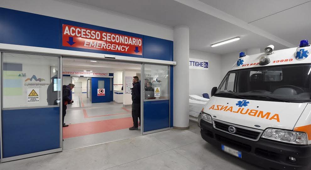 Pronto soccorso chiuso dopo aggressione, caos all’Ospedale del Mare