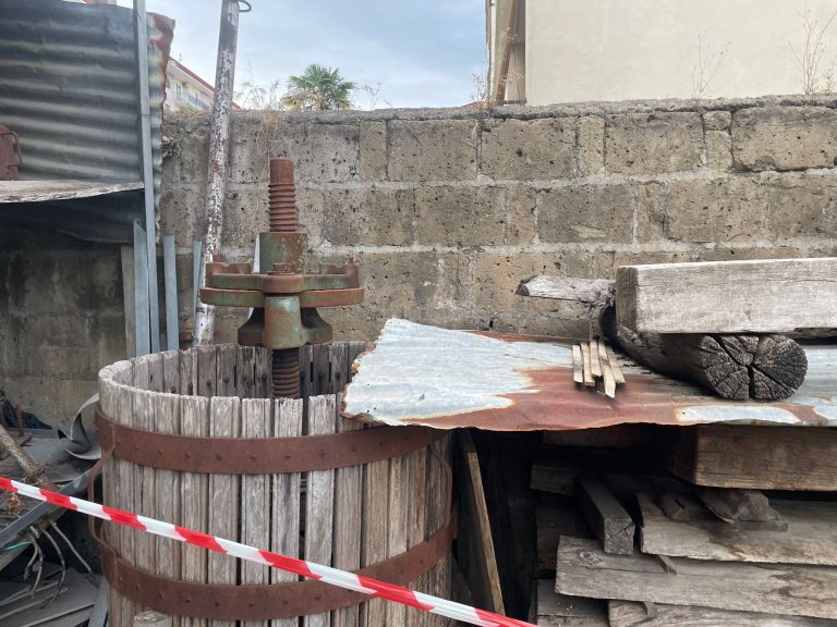 Marigliano, scoperta attività abusiva: area sequestrata per deposito illecito di rifiuti e legname
