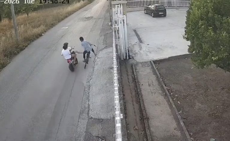 San Gennaro Vesuviano, bengalese aggredito mentre è in bici: il video finisce sui social