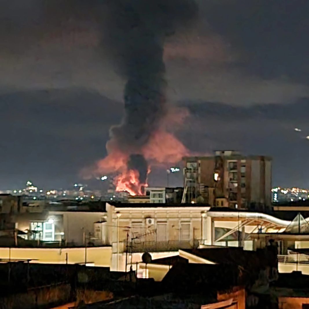 Maxi incendio tra San Marzano sul Sarno e Pagani: alta colonna di fumo visibile in tutto l’Agro, paura tra i residenti