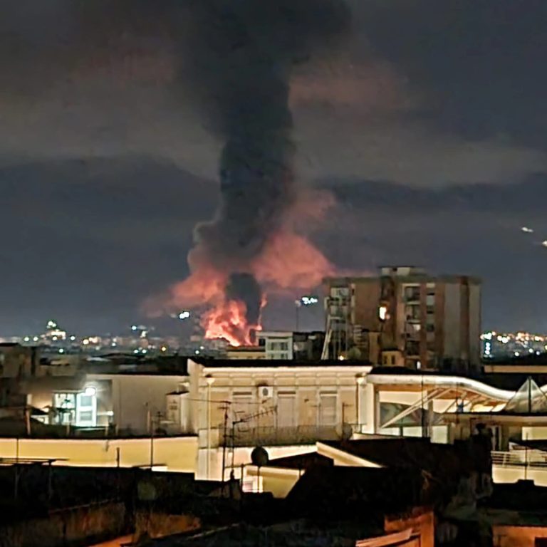 Maxi incendio tra San Marzano sul Sarno e Pagani: alta colonna di fumo visibile in tutto l’Agro, paura tra i residenti