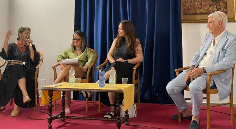 La scrittrice Nadia Scudieri parla di “Carmela”, il primo romanzo di Stefania Spisto, e ci spinge a rileggerlo