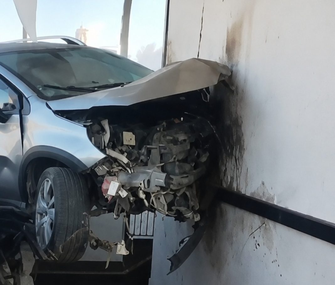Auto senza controllo si schianta dopo volo contro muro del centro commerciale
