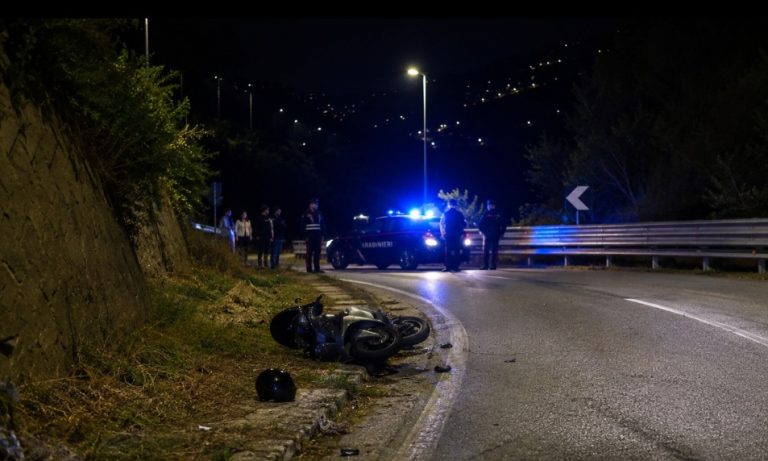 Esce di strada sulla Panomarica con la moto e si schianta: muore a 23 anni